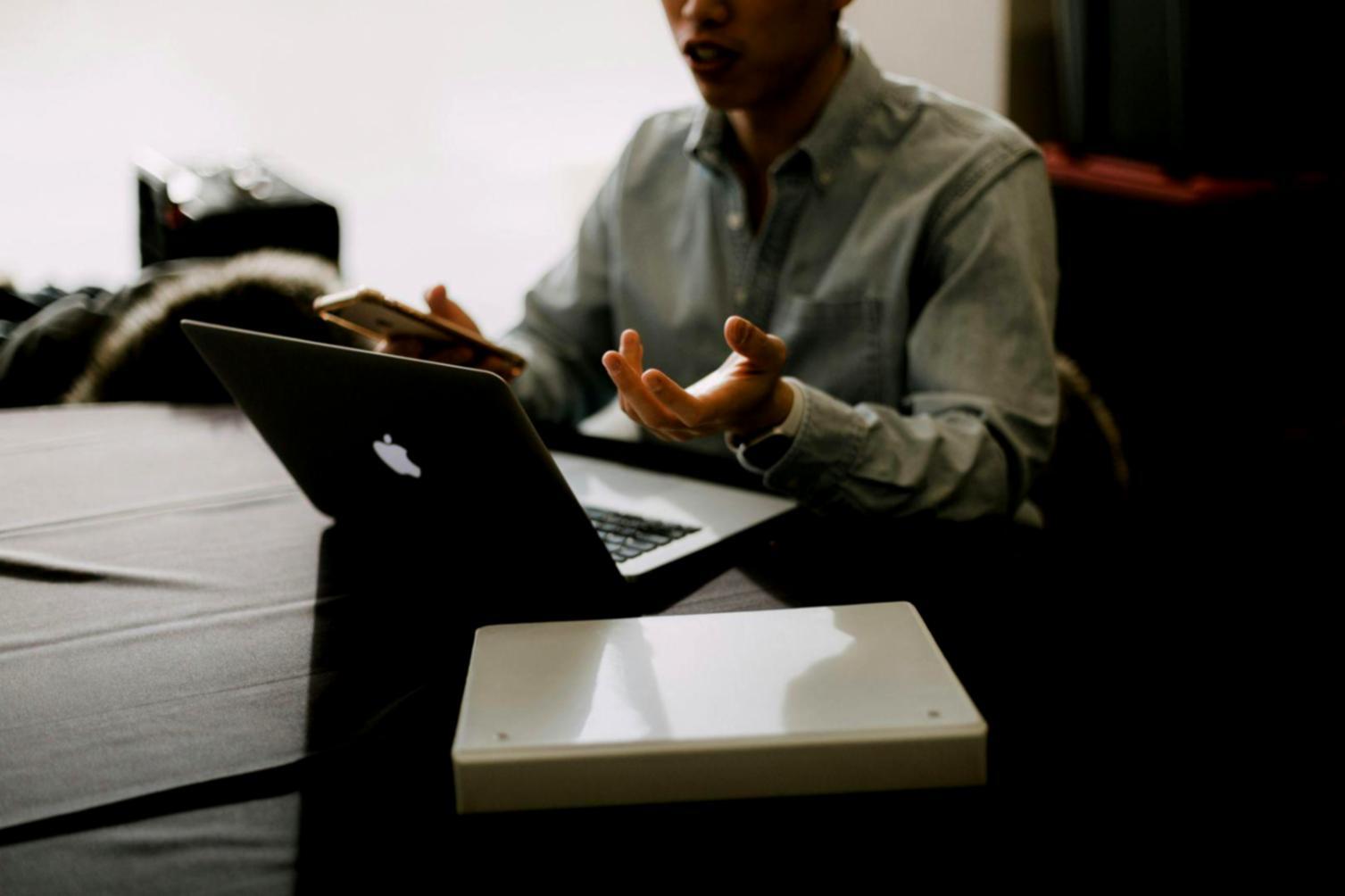 Pessoa a estudar materiais financeiros no computador